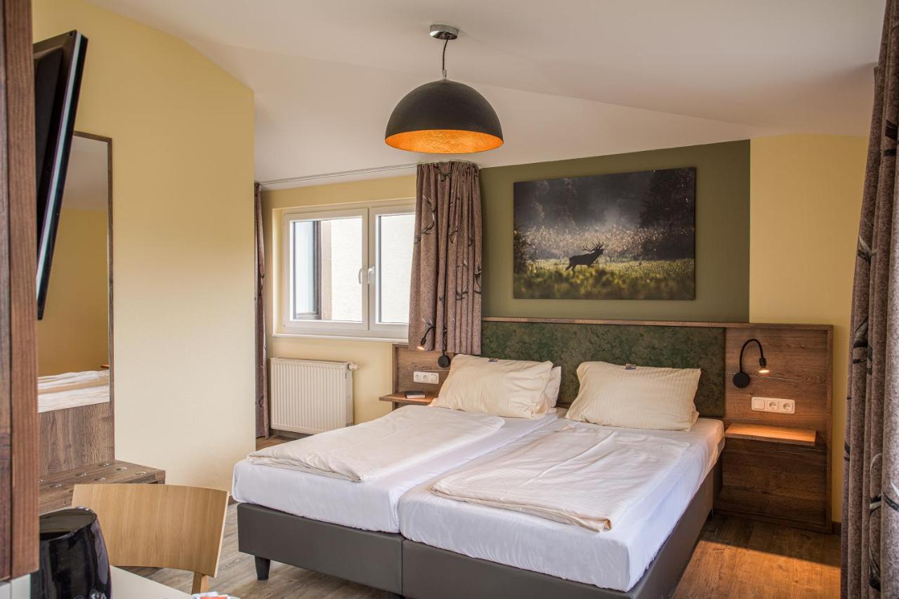 Restaurant Gruener Baum Hotel Leidersbach Eksteriør billede